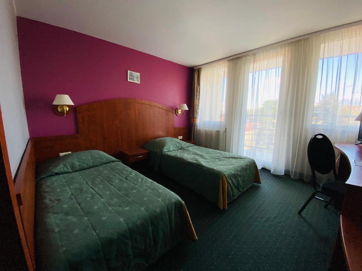 Hotel Pietrak Trzemeszno Exterior foto