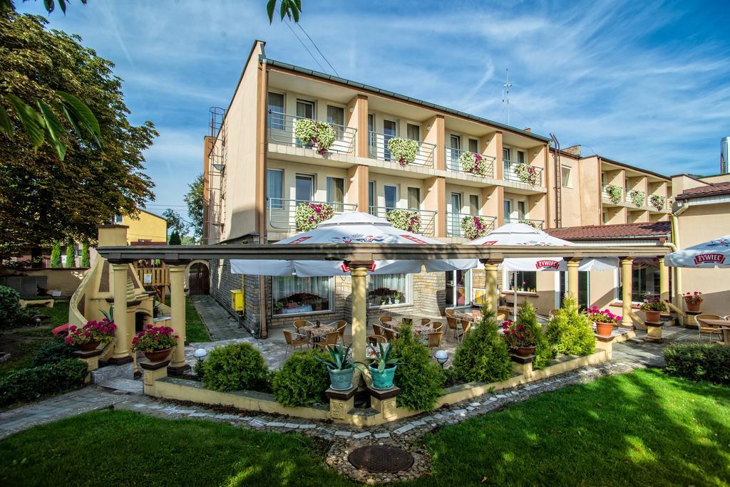 Hotel Pietrak Trzemeszno Exterior foto